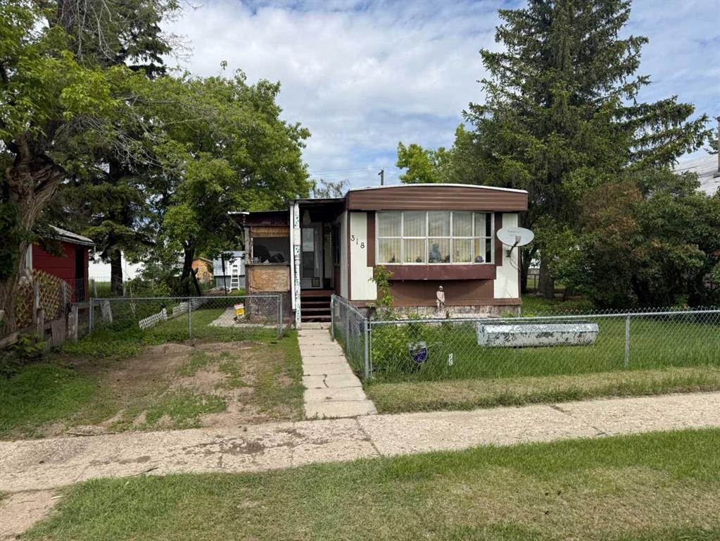 Picture of 318 Railway Avenue W, Hanna Real Estate Listing