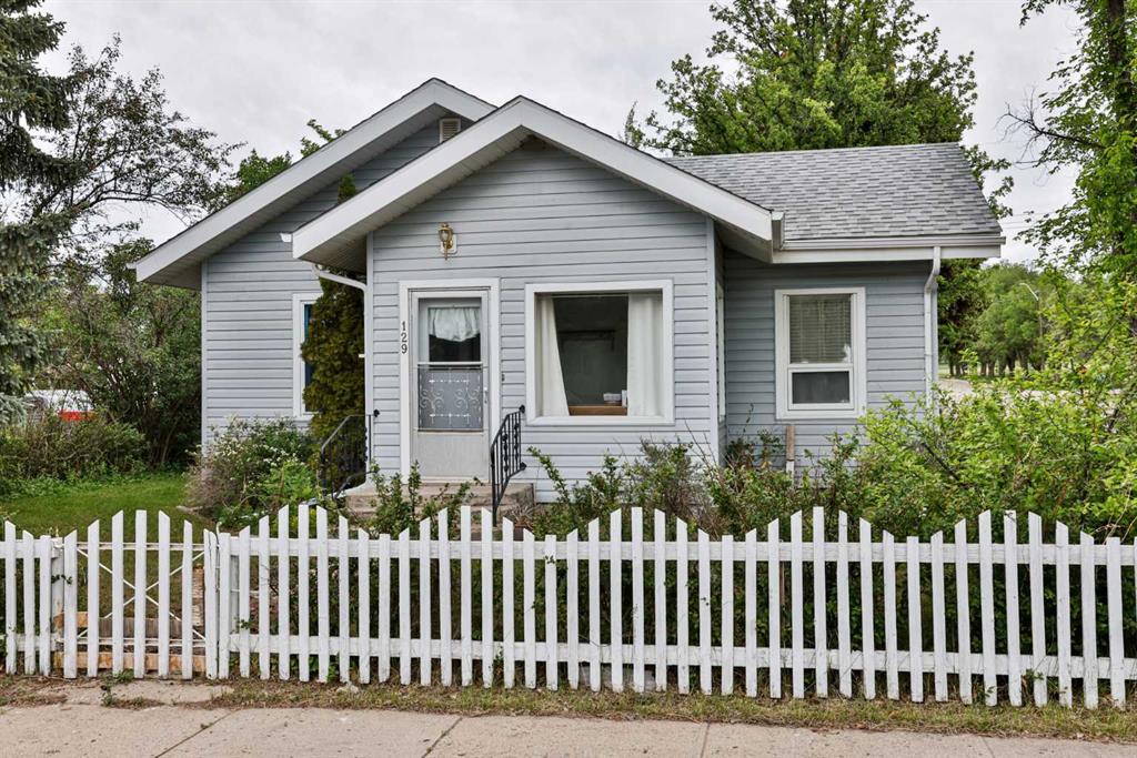 Picture of 129 2 Avenue NE, Milk River Real Estate Listing
