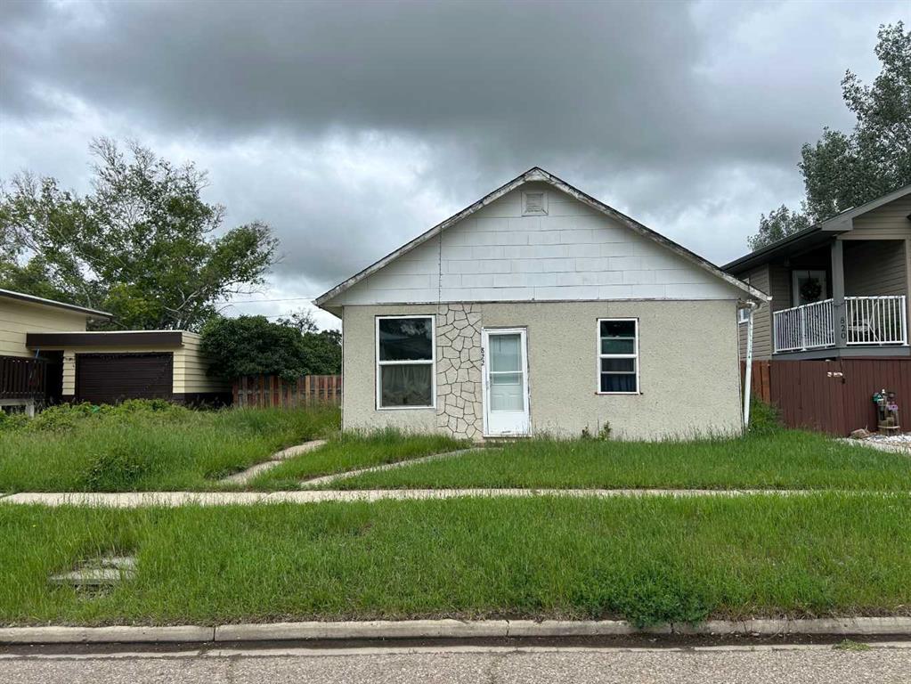 Picture of 822 2 Street SE, Redcliff Real Estate Listing