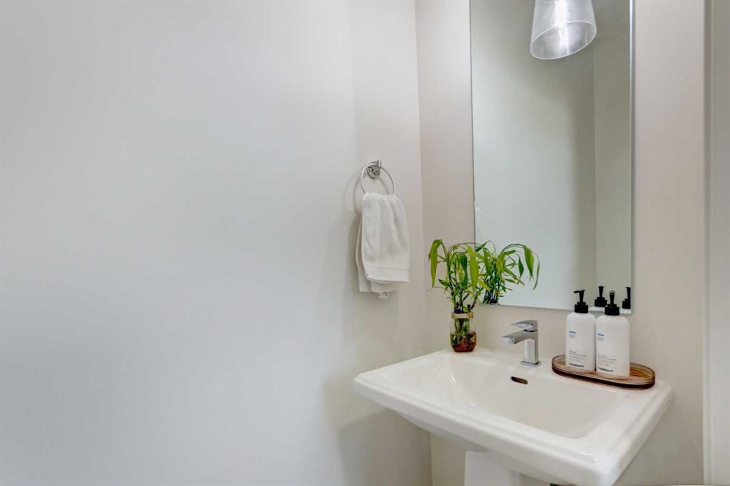 Picture of 30 Creekside Manor SW, Calgary Real Estate Listing