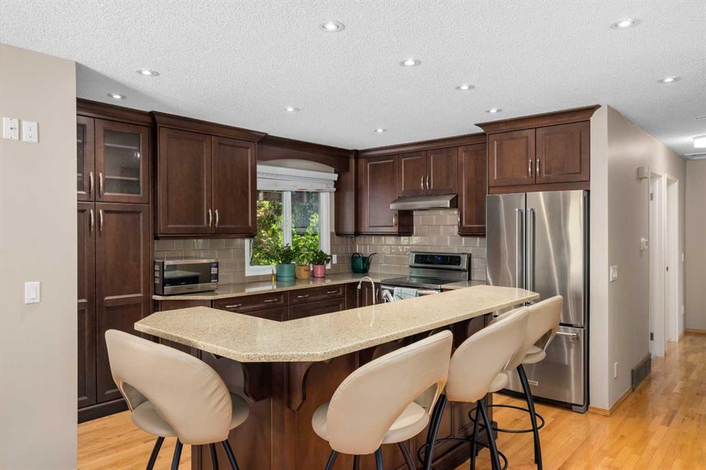 Picture of 2708 48 Street NE, Calgary Real Estate Listing