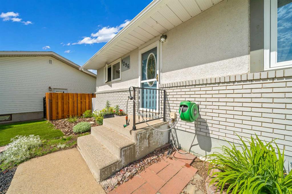 Picture of 1296 Crockford Crescent NW, Medicine Hat Real Estate Listing