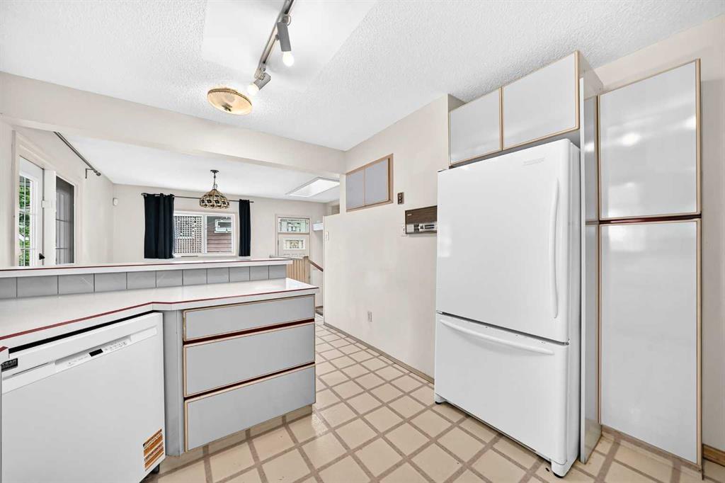 Picture of 42 Cardiff Drive NW, Calgary Real Estate Listing