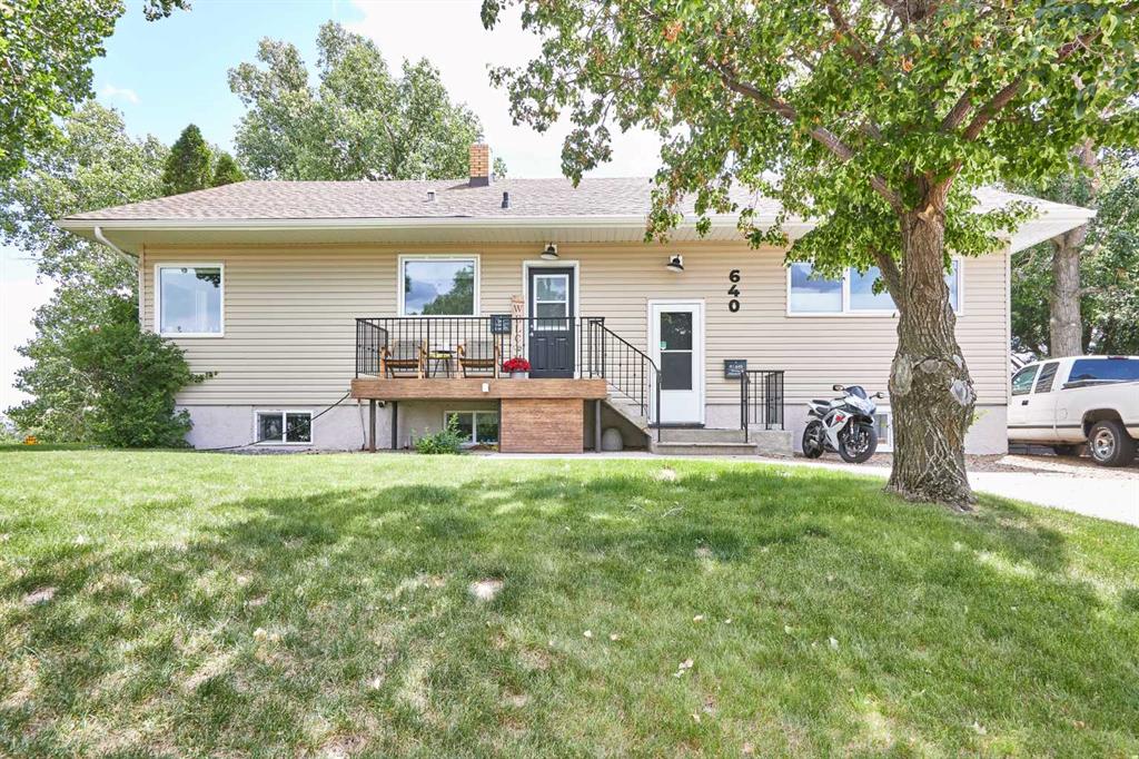Picture of 640 Division Avenue NW, Medicine Hat Real Estate Listing