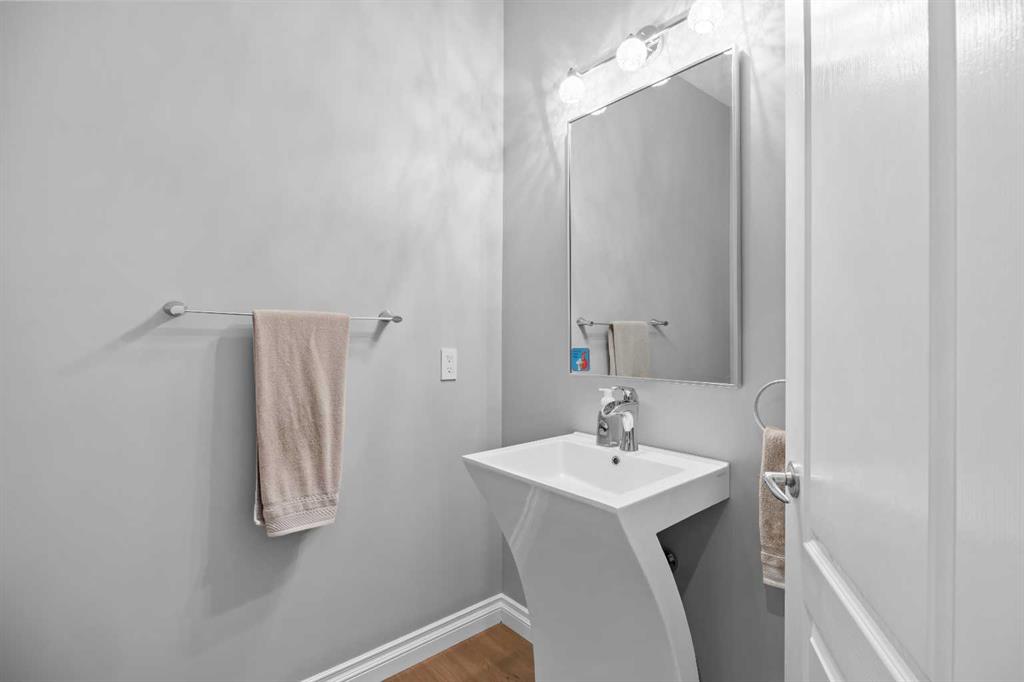 Picture of 18 Hidden Creek Manor NW, Calgary Real Estate Listing