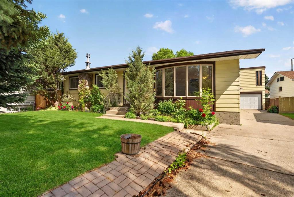Picture of 135 Huntcroft Way NE, Calgary Real Estate Listing