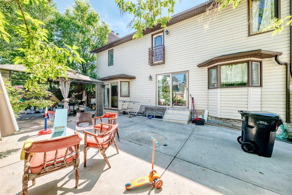 Picture of 204 Deer Ridge Way SE, Calgary Real Estate Listing
