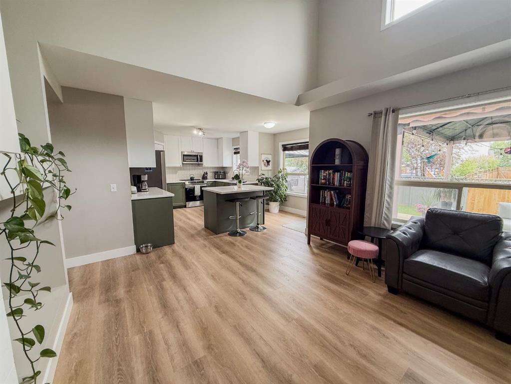 Picture of 1749 Douglas Glen Grove SE, Calgary Real Estate Listing