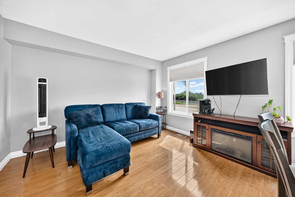 Picture of 5, 2002 22 Avenue , Bowden Real Estate Listing