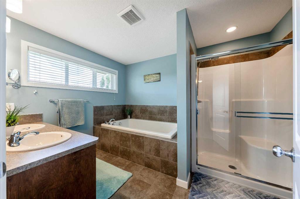 Picture of 1065 Hillcrest Lane SW, Airdrie Real Estate Listing