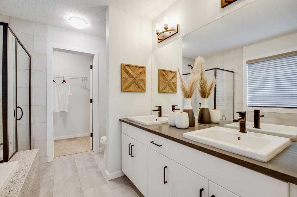 Picture of 102 Rochester Crescent NW, Calgary Real Estate Listing