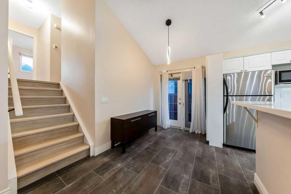 Picture of 2016 Country Hills Circle NW, Calgary Real Estate Listing