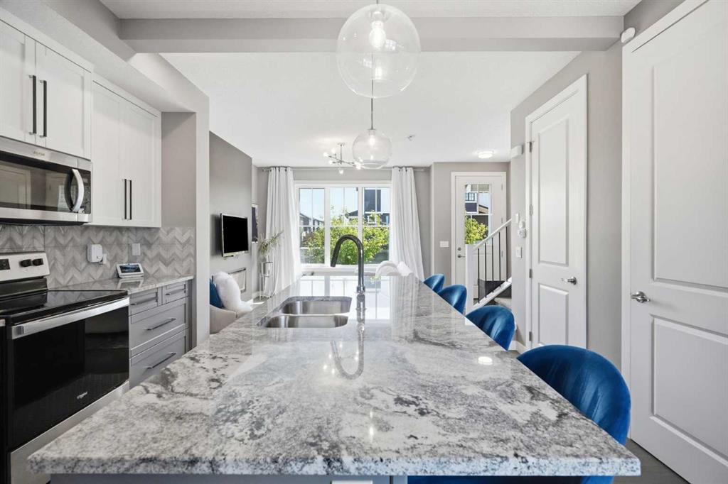 Picture of 332 Lawthorn Way SE, Airdrie Real Estate Listing