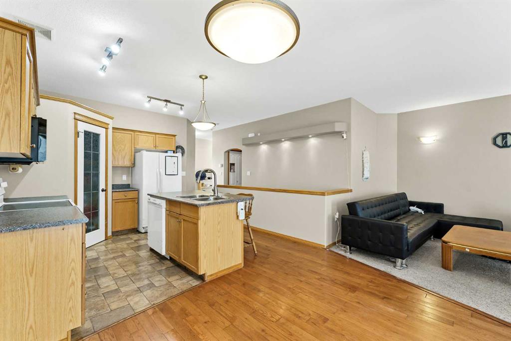 Picture of 305 5 Avenue SW, Redcliff Real Estate Listing