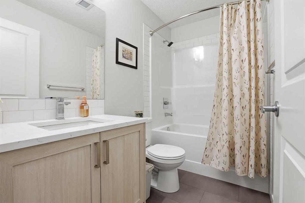 Picture of 3420, 33 Carringham Gate NW, Calgary Real Estate Listing