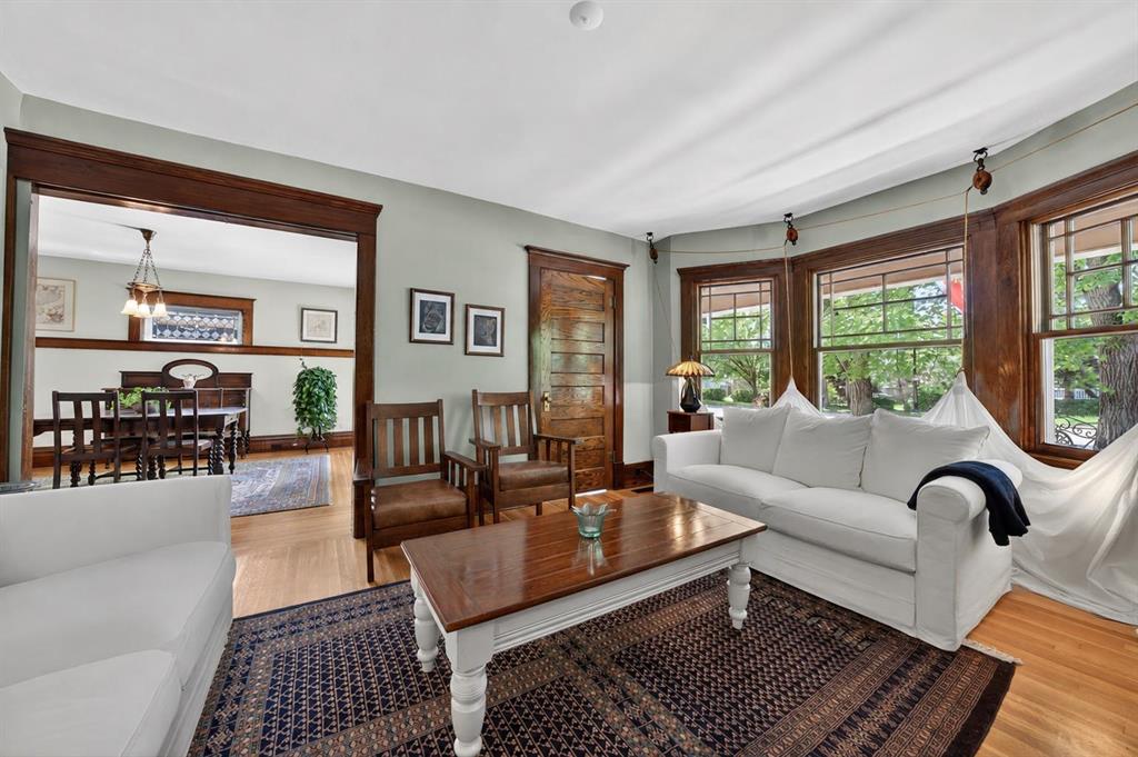 Picture of 3818 Elbow Drive SW, Calgary Real Estate Listing