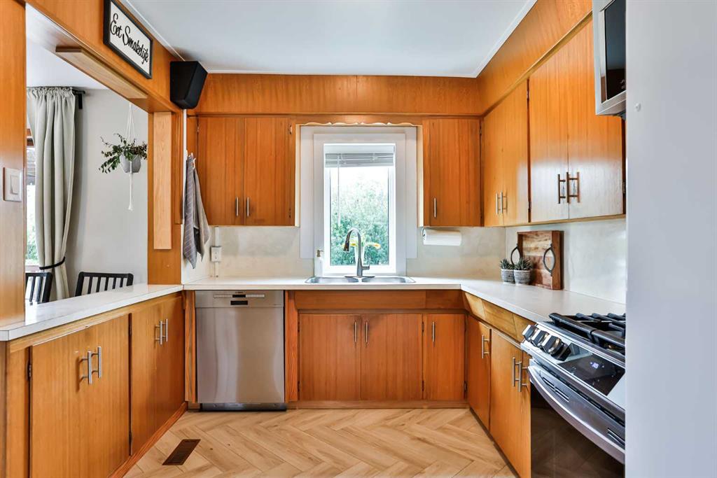 Picture of 315 55 Avenue , Coalhurst Real Estate Listing