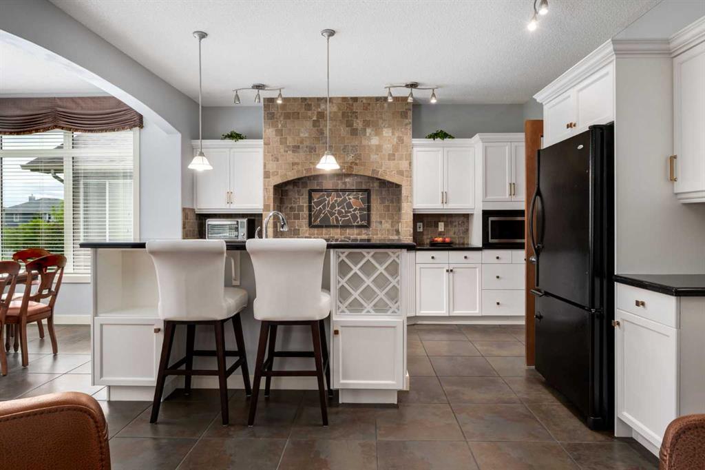 Picture of 77 Royal Highland Road NW, Calgary Real Estate Listing