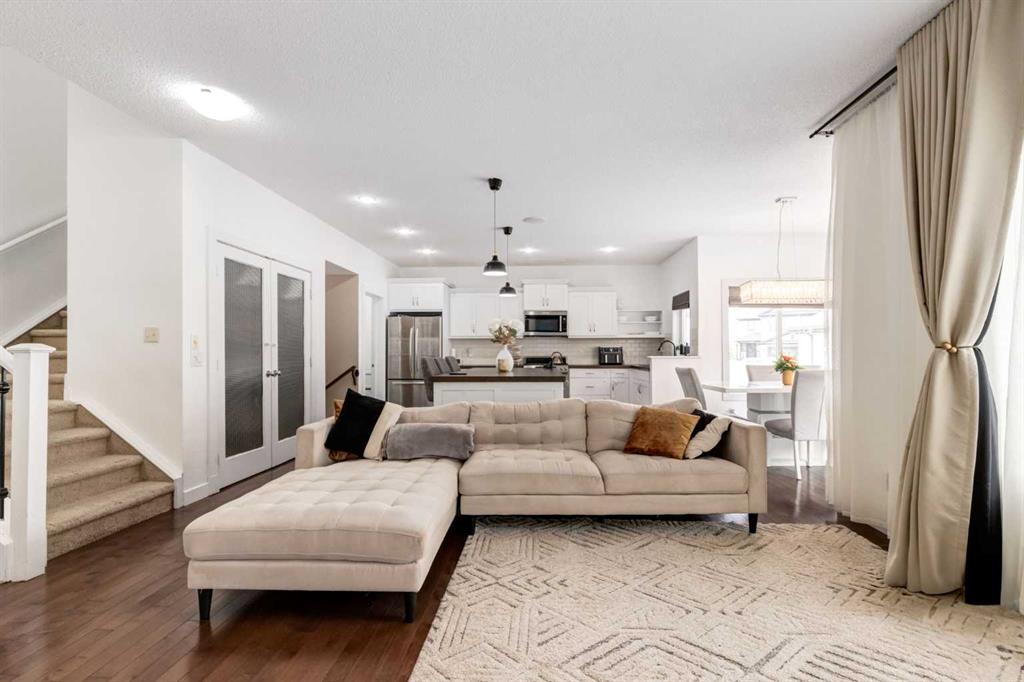 Picture of 133 Copperleaf Bay SE, Calgary Real Estate Listing