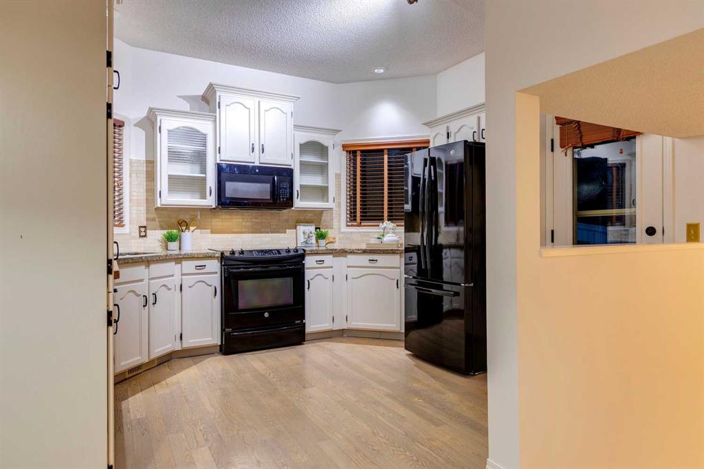Picture of 51 Straddock Crescent SW, Calgary Real Estate Listing