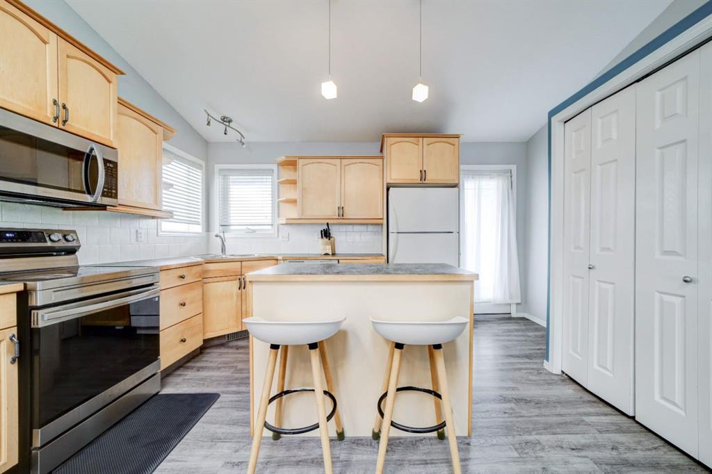Picture of 571 Blackfoot Manor W, Lethbridge Real Estate Listing