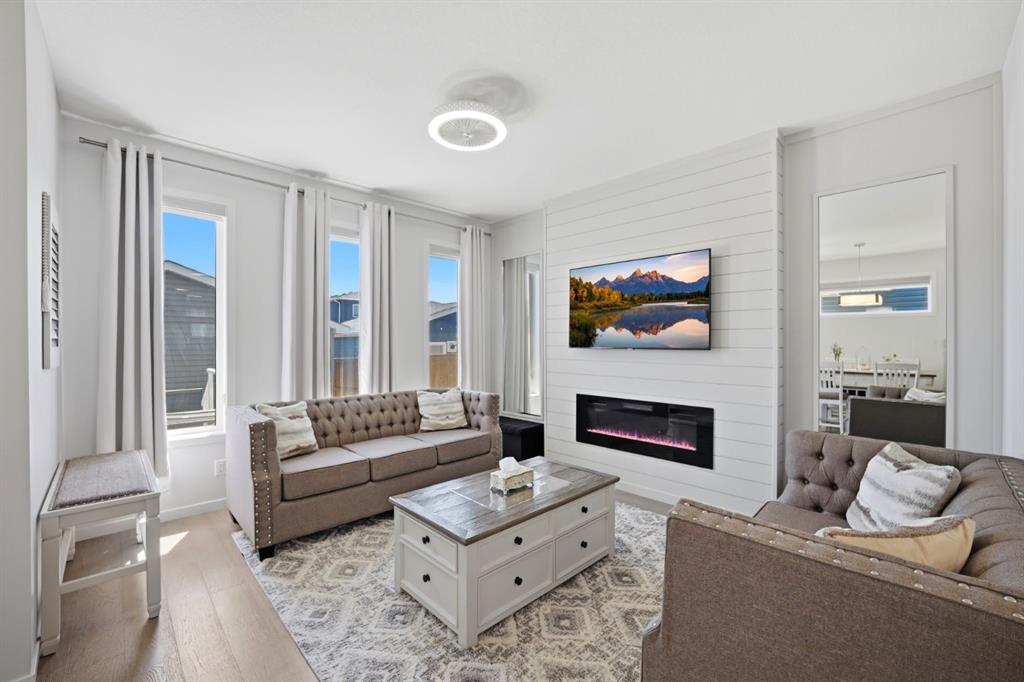 Picture of 908 West Lakeview Drive , Chestermere Real Estate Listing
