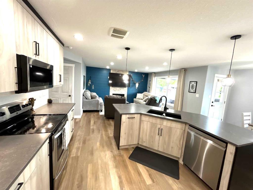 Picture of 938 Manor Place SE, Redcliff Real Estate Listing
