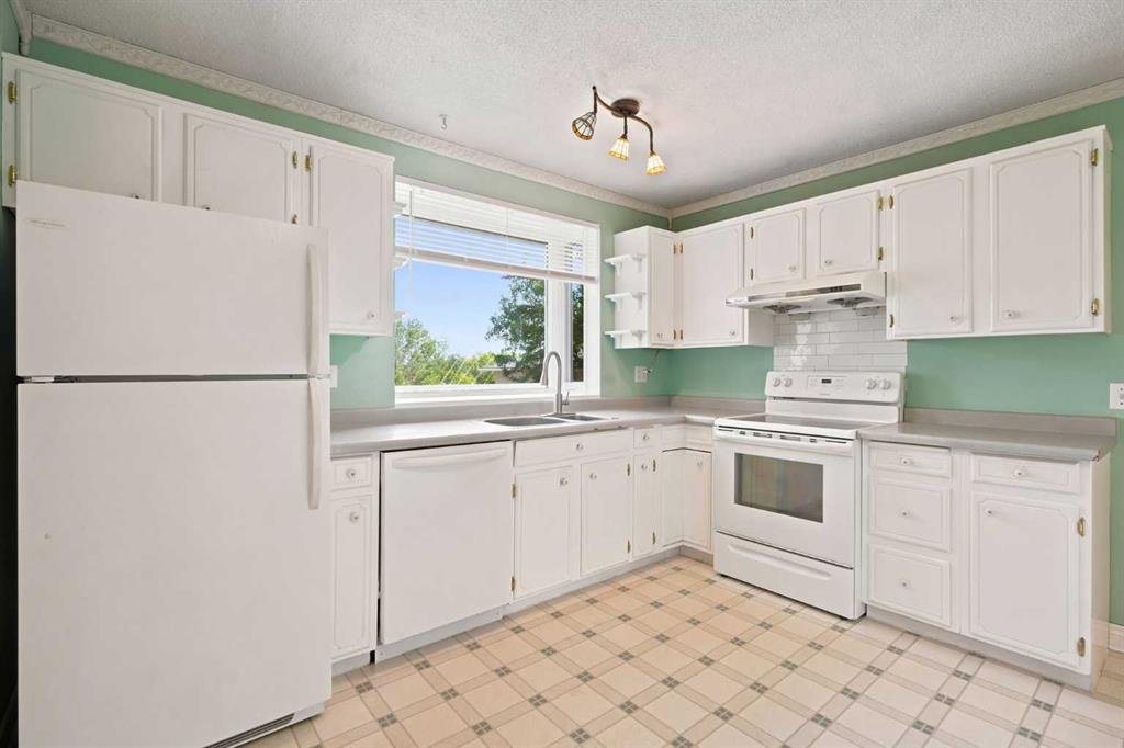 Picture of 820 Canford Crescent SW, Calgary Real Estate Listing