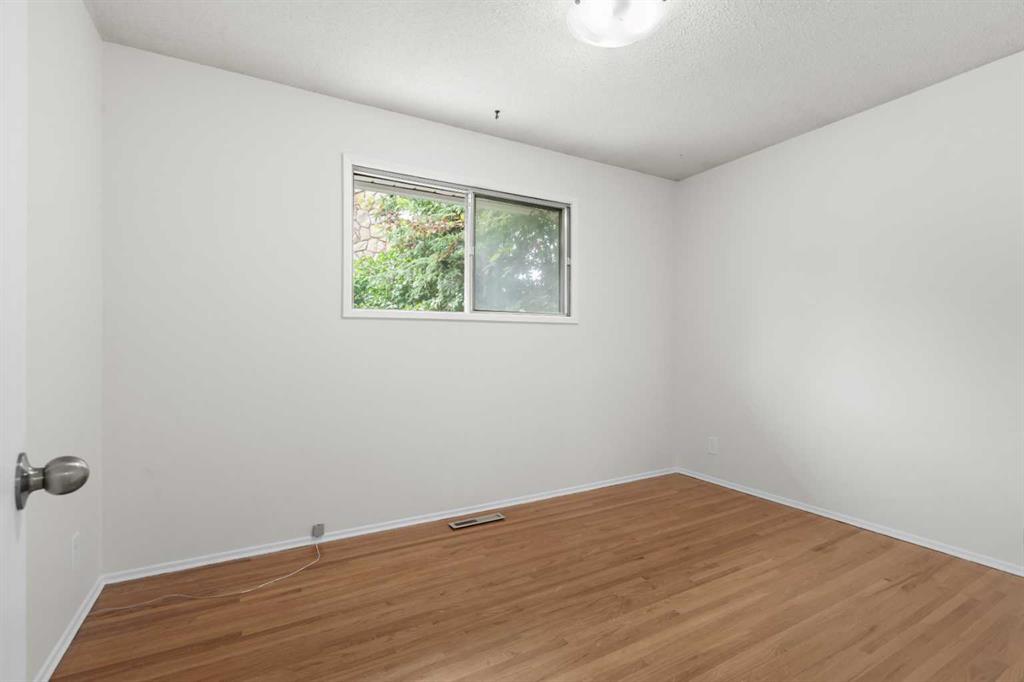 Picture of 6215 Thorncliffe Drive NW, Calgary Real Estate Listing