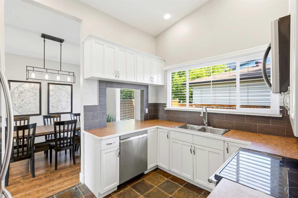 Picture of 2516 63 Avenue SW, Calgary Real Estate Listing