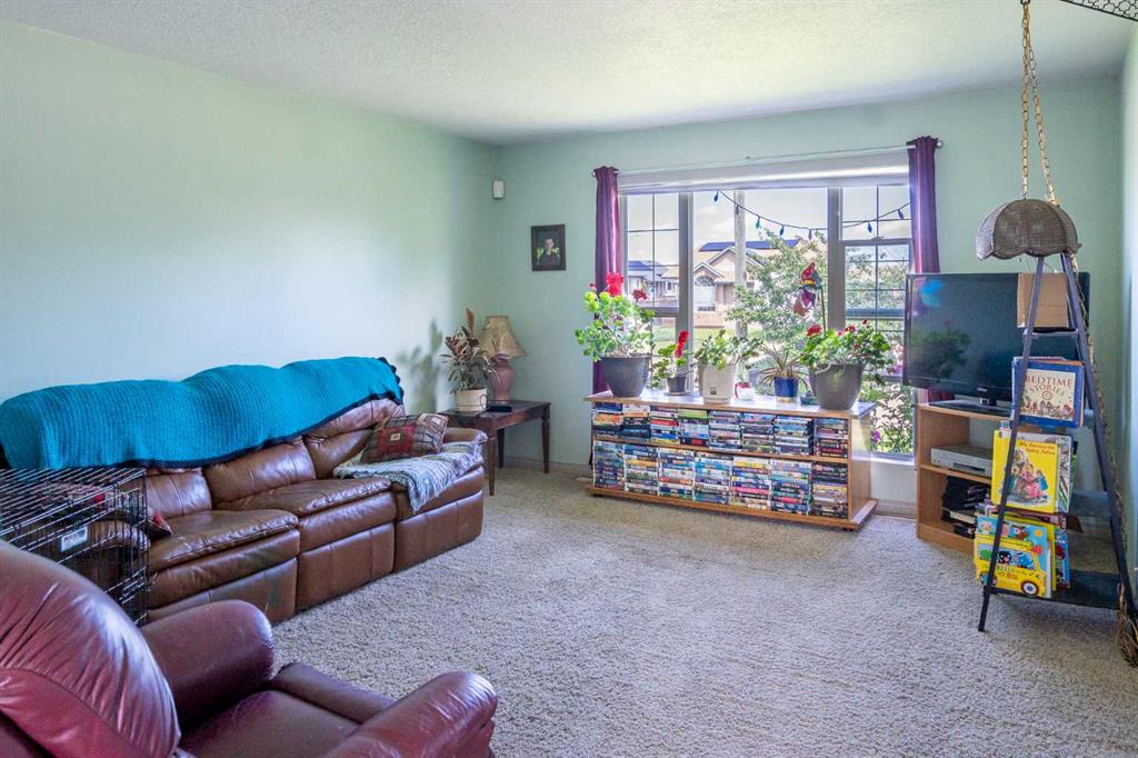Picture of 5310 47A Street Close , Bentley Real Estate Listing