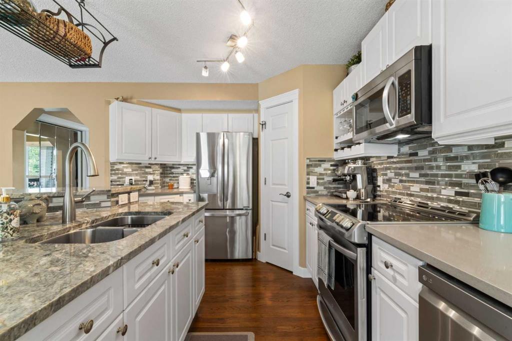 Picture of 217 Douglas Glen Close SE, Calgary Real Estate Listing