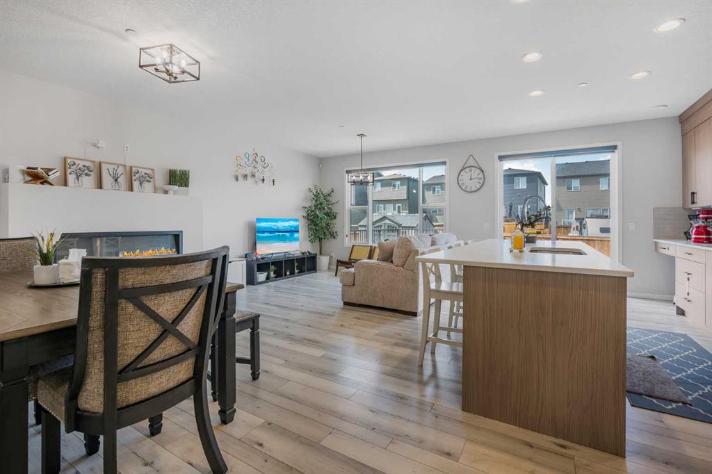 Picture of 35 Howse Manor NE, Calgary Real Estate Listing