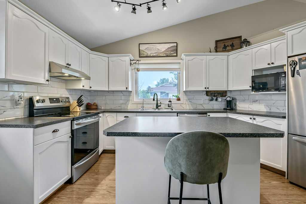 Picture of 1001 17 Street SE, High River Real Estate Listing
