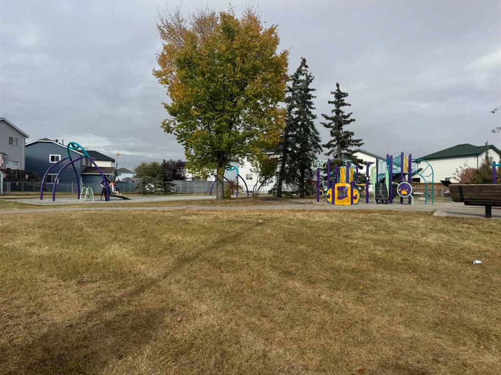 Picture of 141 Saratoga Close NE, Calgary Real Estate Listing