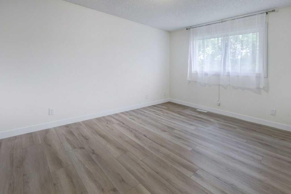 Picture of 376 Whitlock Way NE, Calgary Real Estate Listing