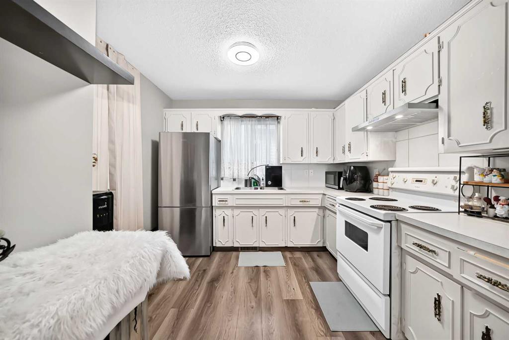 Picture of 553 Macewan Drive NW, Calgary Real Estate Listing