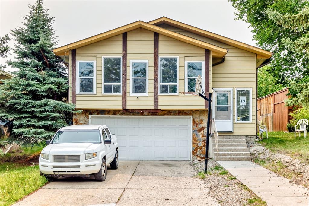 Picture of 19 Berwick Crescent NW, Calgary Real Estate Listing