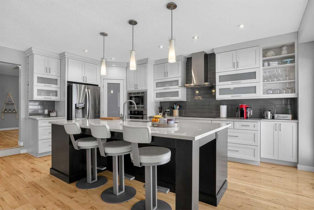 Picture of 12 Wood Crescent SW, Calgary Real Estate Listing
