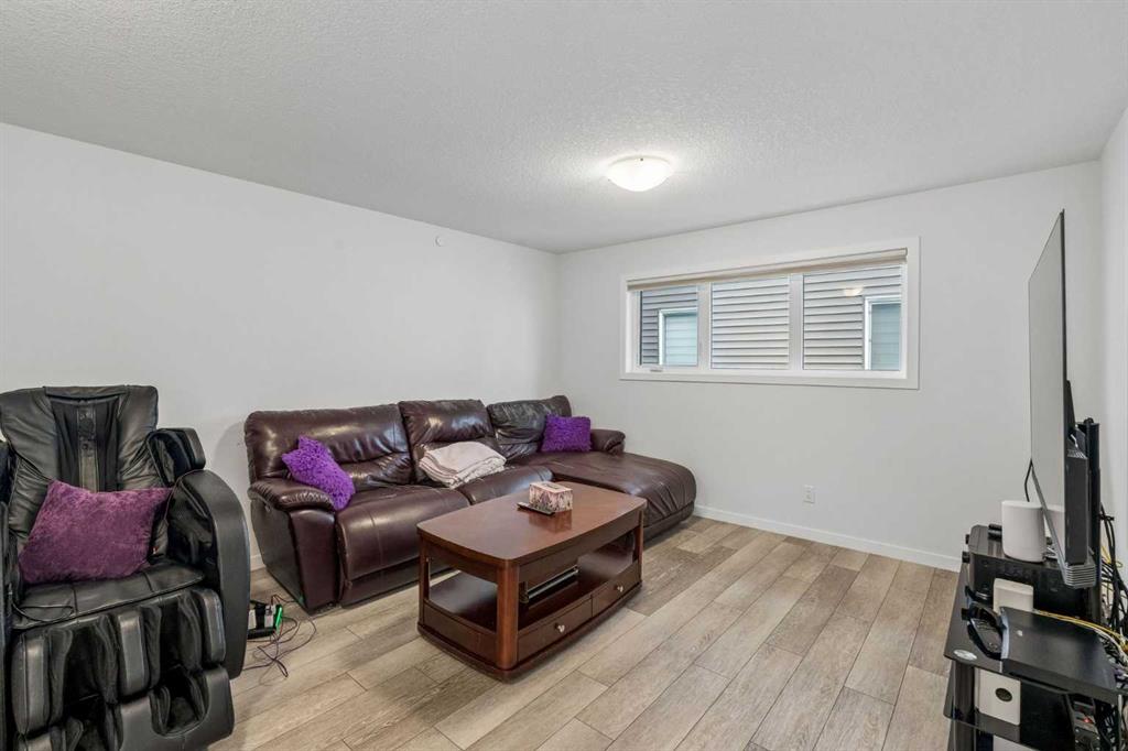 Picture of 215 Lucas Terrace NW, Calgary Real Estate Listing