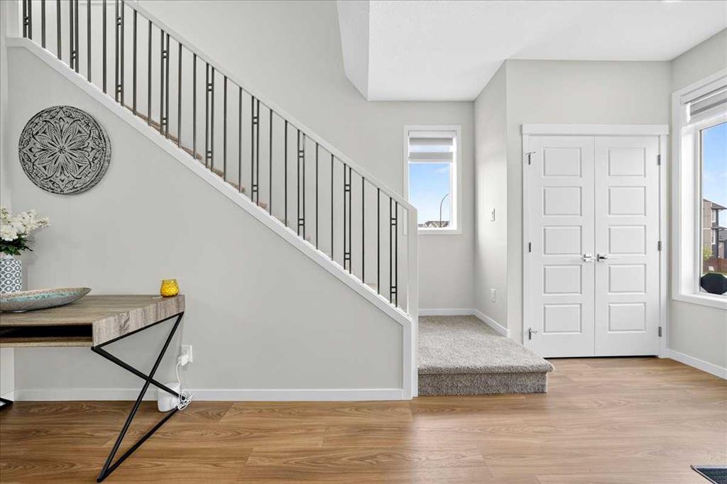 Picture of 10 Lucas Close NW, Calgary Real Estate Listing