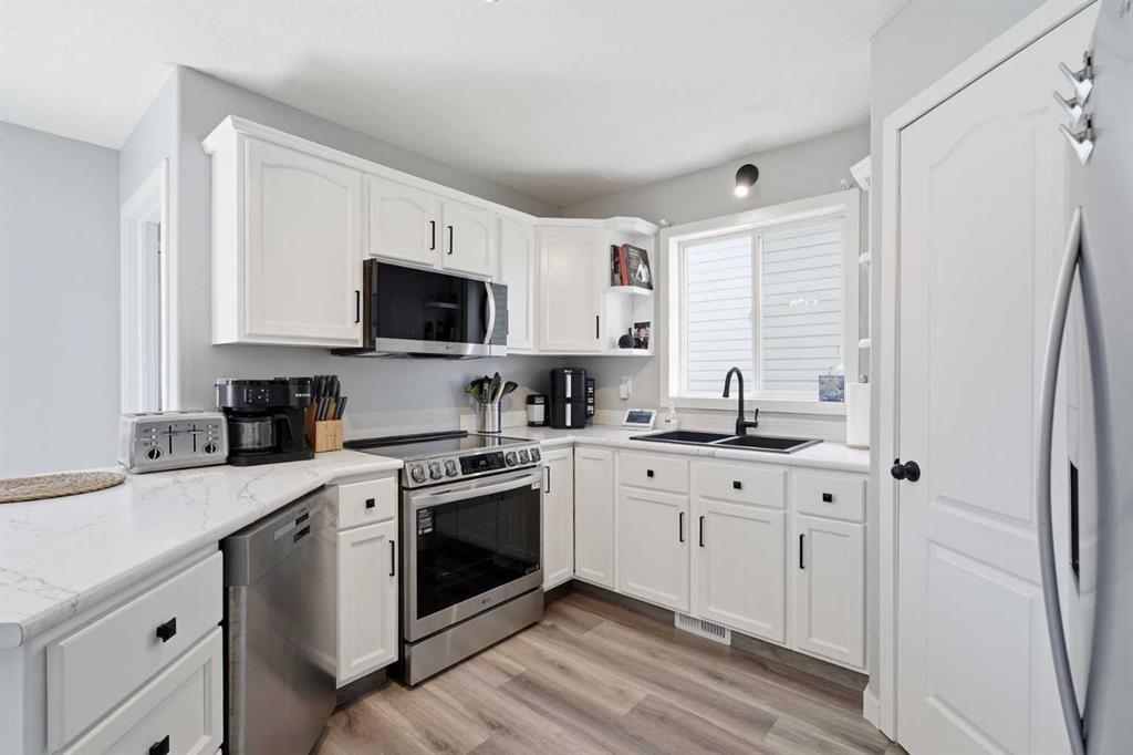 Picture of 19 Fenwood Close , Sylvan Lake Real Estate Listing