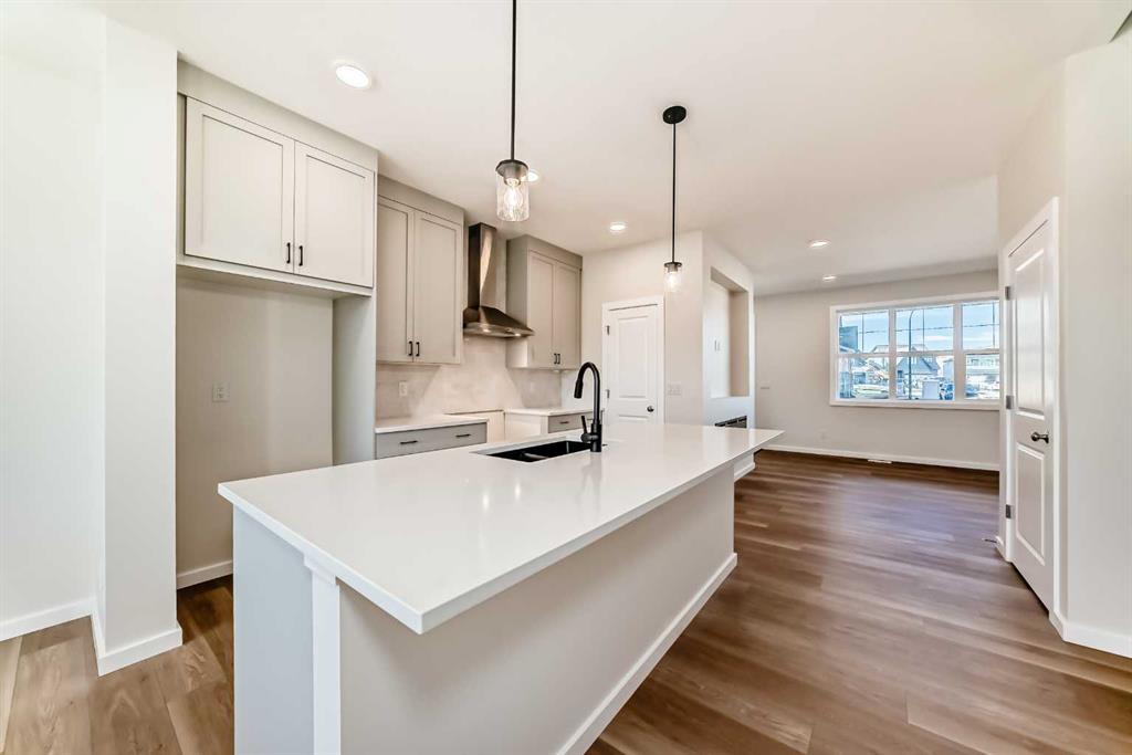 Picture of 104 Creekside Rise SW, Calgary Real Estate Listing
