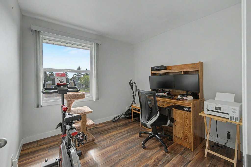 Picture of 623 Cantrell Place SW, Calgary Real Estate Listing