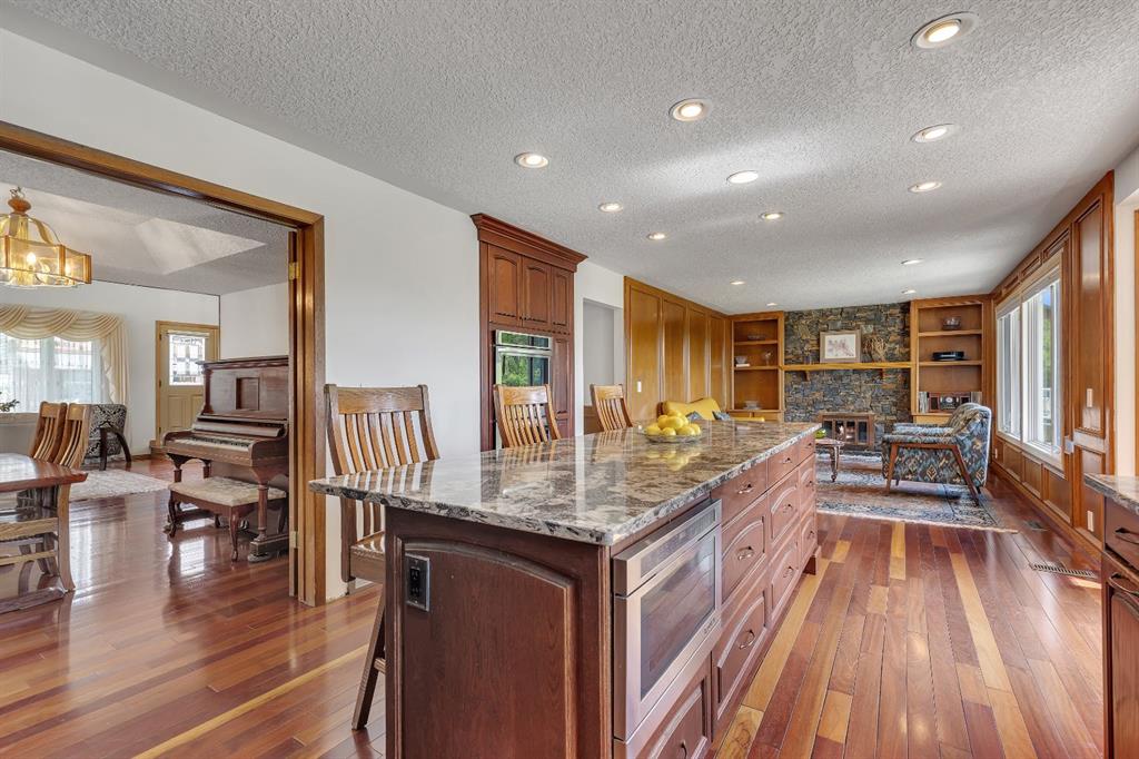 Picture of 24 Woodgrove Crescent SW, Calgary Real Estate Listing