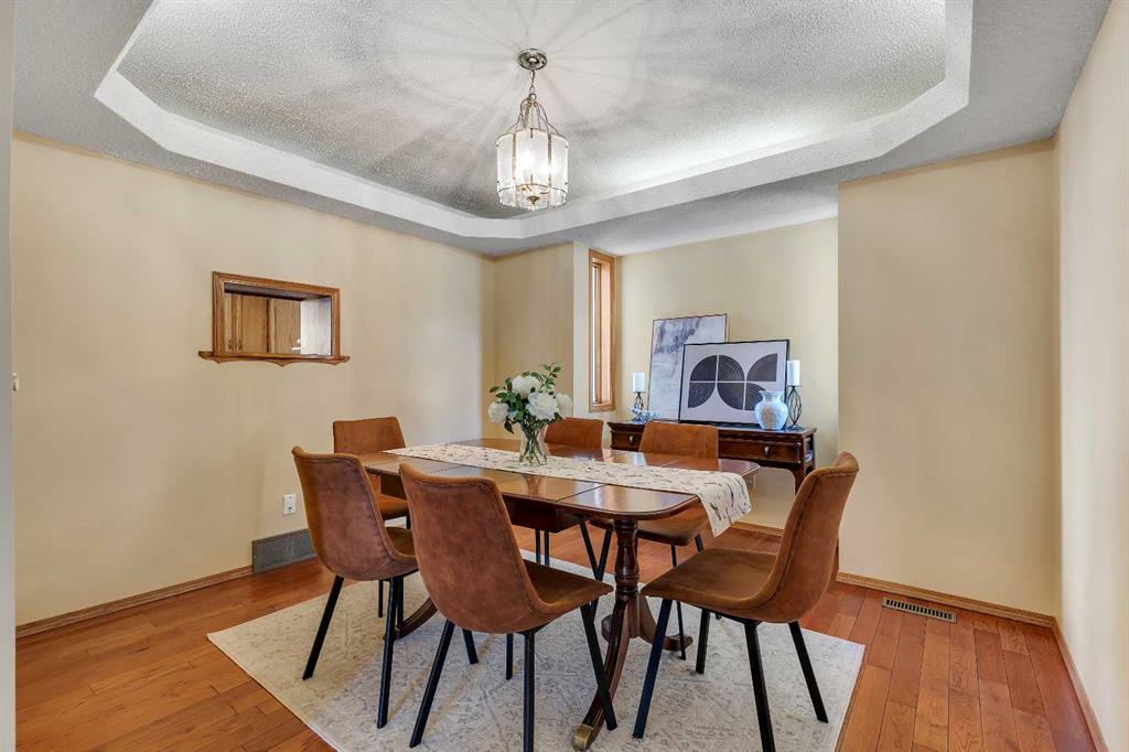 Picture of 2856 Signal Hill Heights SW, Calgary Real Estate Listing