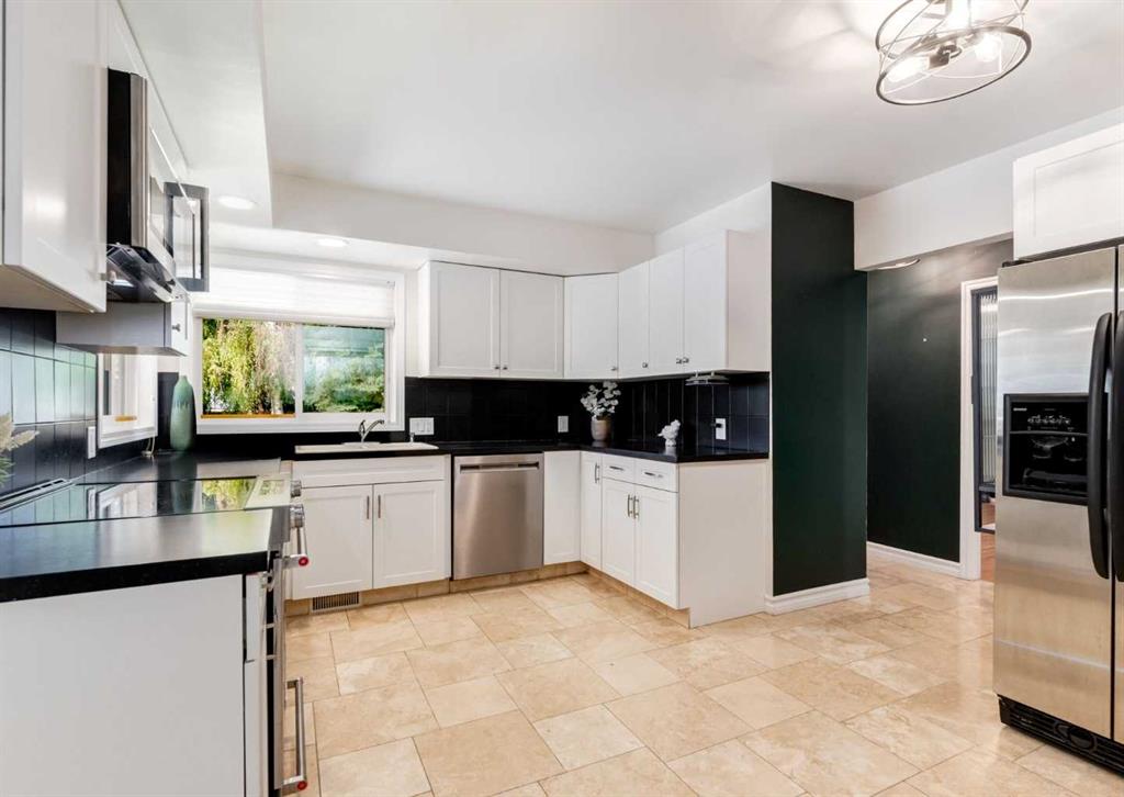 Picture of 425 Woodland Crescent SE, Calgary Real Estate Listing