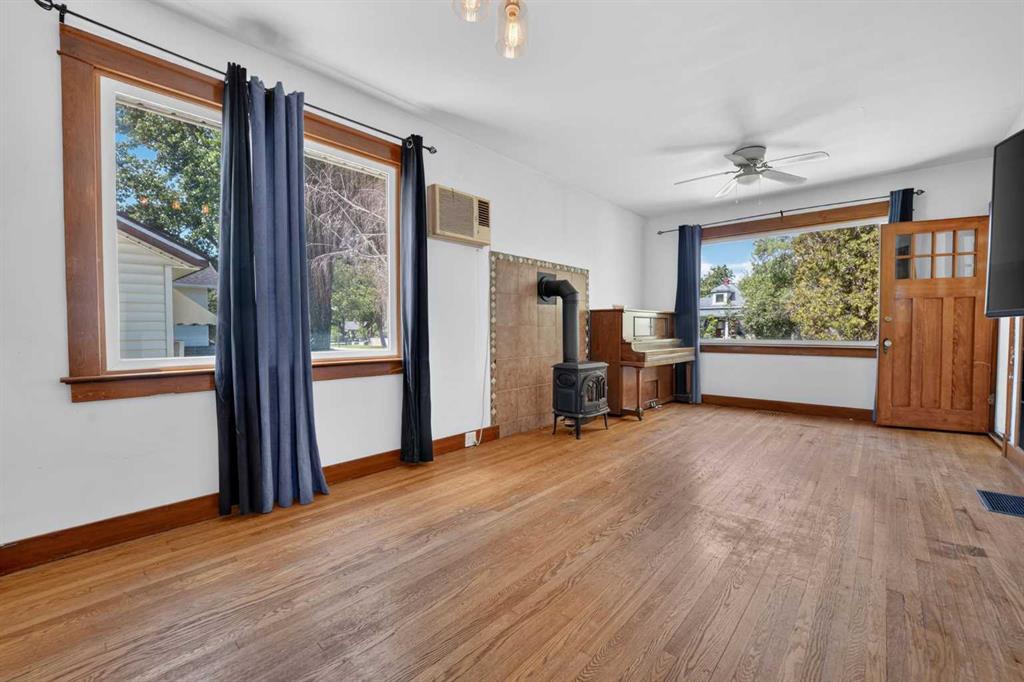 Picture of 631 14 Street S, Lethbridge Real Estate Listing
