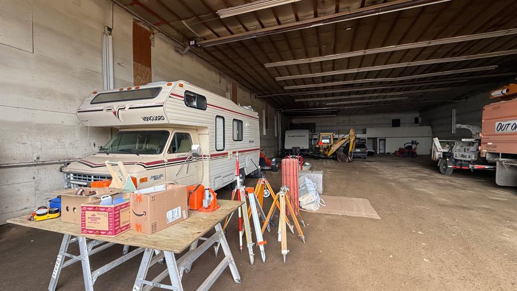 Picture of 700 9 Highway , Hanna Real Estate Listing
