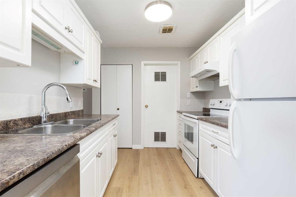 Picture of 13, 5 Acadia Road W, Lethbridge Real Estate Listing